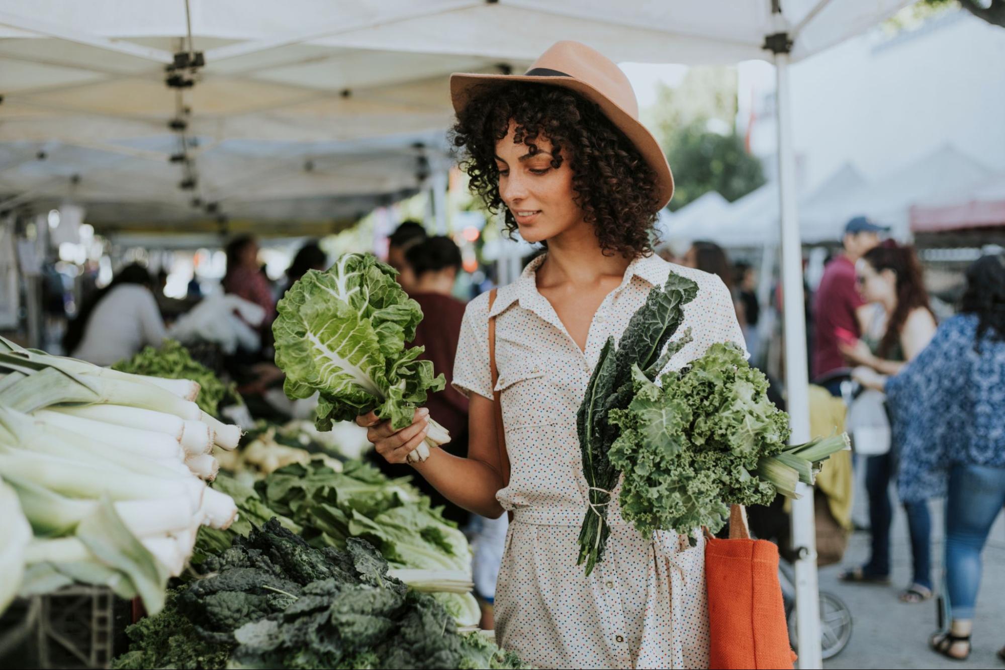 Woman Shopping in a farmers market for kale ©Rawpixel.com