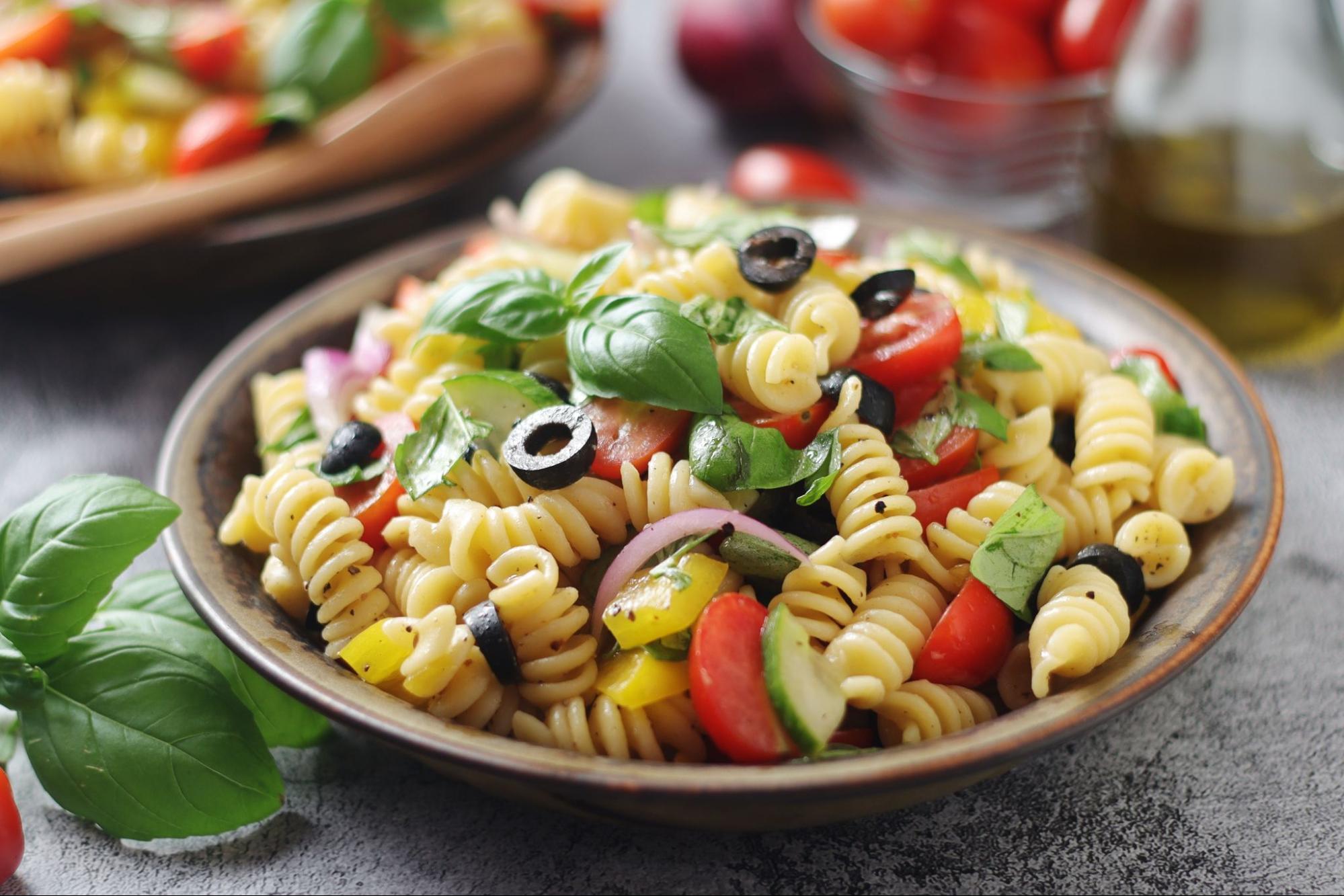 Tortellini Salad with black olives and cucumber ©Anastasia Kamysheva